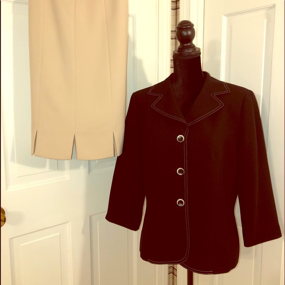 LeSuit Women’s 2 piece Black Cream Suit